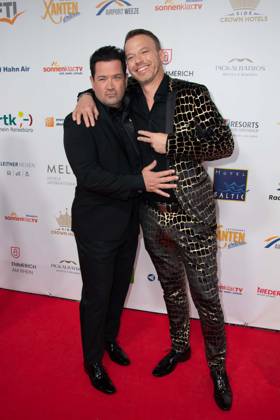 v.l. Sam EISENSTEIN, Schauspieler, Christian EHRLICH Roter Teppich, Red Carpet Show, Ankunft, arrival, Die Goldene Sonne 2023, am 22.04.2023 im Wunderland Kalkar,