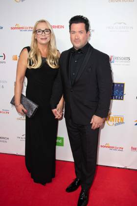 Sam EISENSTEIN, Schauspieler, mit Ehefrau Mareike Roter Teppich, Red Carpet Show, Ankunft, arrival, Die Goldene Sonne 2023, am 22.04.2023 im Wunderland Kalkar,