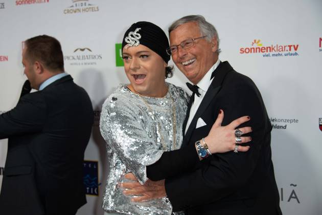 v.l. Julian. F. M. STOECKEL, Stöckel, Wolfgang BOSBACH, Politiker, CDU, Roter Teppich, Red Carpet Show, Ankunft, arrival, Die Goldene Sonne 2023, am 22.04.2023 im Wunderland Kalkar,