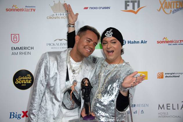 Julian. F. M. STOECKEL, Stöckel, rechts, Begleiter nicht identifiziert, Roter Teppich, Red Carpet Show, Ankunft, arrival, Die Goldene Sonne 2023, am 22.04.2023 im Wunderland Kalkar,