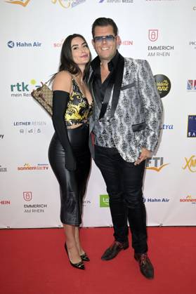 Dennis Schick mit Freundin Liliana bei der Verleihung der Goldenen Sonne 2023 während der Sonnenklar.TV Gala im Wunderland Kalkar. Kalkar, 22.04.2023
