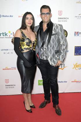 Dennis Schick mit Freundin Liliana bei der Verleihung der Goldenen Sonne 2023 während der Sonnenklar.TV Gala im Wunderland Kalkar. Kalkar, 22.04.2023
