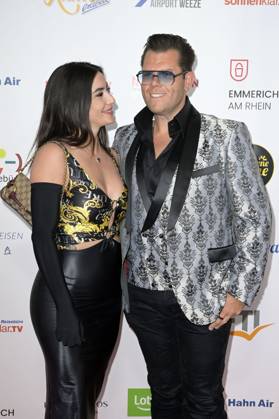 Dennis Schick mit Freundin Liliana bei der Verleihung der Goldenen Sonne 2023 während der Sonnenklar.TV Gala im Wunderland Kalkar. Kalkar, 22.04.2023