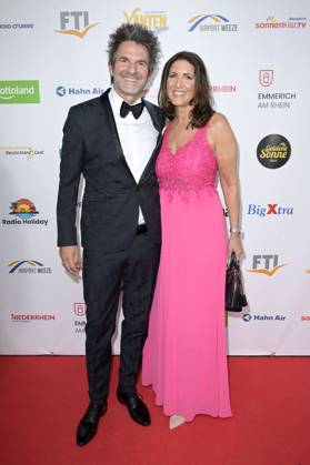 Patrick Hufen mit Ehefrau Sabine Hufen bei der Verleihung der Goldenen Sonne 2023 während der Sonnenklar.TV Gala im Wunderland Kalkar. Kalkar, 22.04.2023