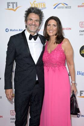 Patrick Hufen mit Ehefrau Sabine Hufen bei der Verleihung der Goldenen Sonne 2023 während der Sonnenklar.TV Gala im Wunderland Kalkar. Kalkar, 22.04.2023