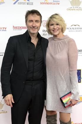 Guido Broscheit und Barbara Klein bei der Verleihung der Goldenen Sonne 2023 während der Sonnenklar.TV Gala im Wunderland Kalkar. Kalkar, 22.04.2023