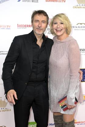 Guido Broscheit und Barbara Klein bei der Verleihung der Goldenen Sonne 2023 während der Sonnenklar.TV Gala im Wunderland Kalkar. Kalkar, 22.04.2023