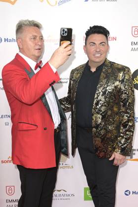 Hubert Fella und Matthias Mangiapane bei der Verleihung der Goldenen Sonne 2023 während der Sonnenklar.TV Gala im Wunderland Kalkar. Kalkar, 22.04.2023