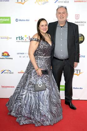 Walter Waldi Lehnertz mit Partnerin bei der Verleihung der Goldenen Sonne 2023 während der Sonnenklar.TV Gala im Wunderland Kalkar. Kalkar, 22.04.2023