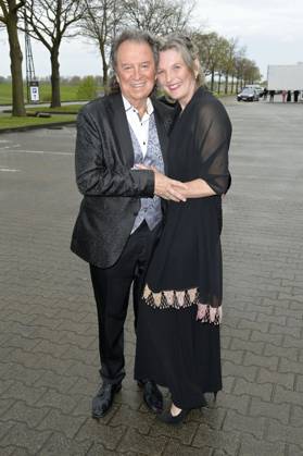 Chris Andrews mit Ehefrau Alexandra Andrews bei der Verleihung der Goldenen Sonne 2023 während der Sonnenklar.TV Gala im Wunderland Kalkar. Kalkar, 22.04.2023