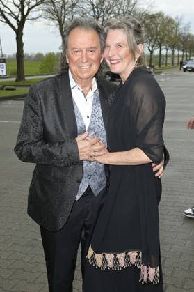 Chris Andrews mit Ehefrau Alexandra Andrews bei der Verleihung der Goldenen Sonne 2023 während der Sonnenklar.TV Gala im Wunderland Kalkar. Kalkar, 22.04.2023