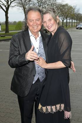 Chris Andrews mit Ehefrau Alexandra Andrews bei der Verleihung der Goldenen Sonne 2023 während der Sonnenklar.TV Gala im Wunderland Kalkar. Kalkar, 22.04.2023
