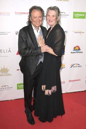 Chris Andrews mit Ehefrau Alexandra Andrews bei der Verleihung der Goldenen Sonne 2023 während der Sonnenklar.TV Gala im Wunderland Kalkar. Kalkar, 22.04.2023