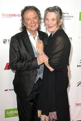 Chris Andrews mit Ehefrau Alexandra Andrews bei der Verleihung der Goldenen Sonne 2023 während der Sonnenklar.TV Gala im Wunderland Kalkar. Kalkar, 22.04.2023