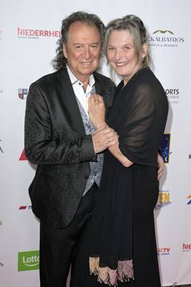 Chris Andrews mit Ehefrau Alexandra Andrews bei der Verleihung der Goldenen Sonne 2023 während der Sonnenklar.TV Gala im Wunderland Kalkar. Kalkar, 22.04.2023