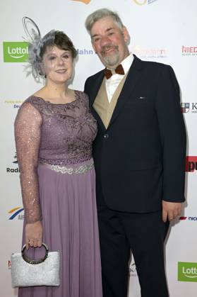 Uwe Abel mit Ehefrau Iris bei der Verleihung der Goldenen Sonne 2023 während der Sonnenklar.TV Gala im Wunderland Kalkar. Kalkar, 22.04.2023