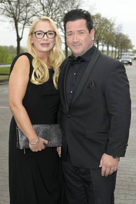 Sam Eisenstein mit Ehefrau Mareike Eisenstein bei der Verleihung der Goldenen Sonne 2023 während der Sonnenklar.TV Gala im Wunderland Kalkar. Kalkar, 22.04.2023