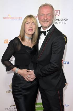 Frank Neuenfels mit Partnerin Partnerin Sarah Backhaus bei der Verleihung der Goldenen Sonne 2023 während der Sonnenklar.TV Gala im Wunderland Kalkar. Kalkar, 22.04.2023