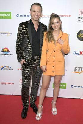 Marie Wegener mit Christian Ehrlich bei der Verleihung der Goldenen Sonne 2023 während der Sonnenklar.TV Gala im Wunderland Kalkar. Kalkar, 22.04.2023