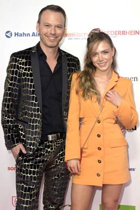 Marie Wegener mit Christian Ehrlich bei der Verleihung der Goldenen Sonne 2023 während der Sonnenklar.TV Gala im Wunderland Kalkar. Kalkar, 22.04.2023