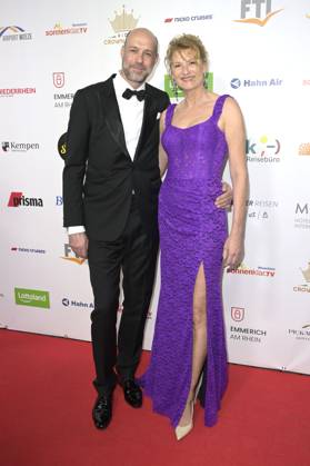 Heike Henkel mit Ehemann Paul Meier bei der Verleihung der Goldenen Sonne 2023 während der Sonnenklar.TV Gala im Wunderland Kalkar. Kalkar, 22.04.2023