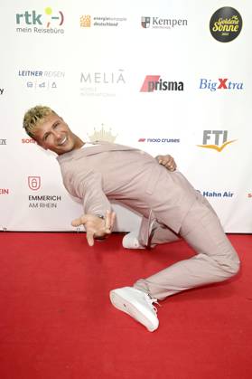 Emil Kusmirek bei der Verleihung der Goldenen Sonne 2023 während der Sonnenklar.TV Gala im Wunderland Kalkar. Kalkar, 22.04.2023