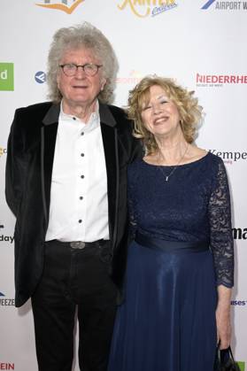 Klaus-Peter Lietz von The Lords mit Ehefrau bei der Verleihung der Goldenen Sonne 2023 während der Sonnenklar.TV Gala im Wunderland Kalkar. Kalkar, 22.04.2023