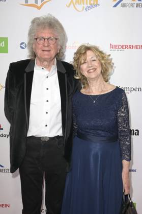 Klaus-Peter Lietz von The Lords mit Ehefrau bei der Verleihung der Goldenen Sonne 2023 während der Sonnenklar.TV Gala im Wunderland Kalkar. Kalkar, 22.04.2023