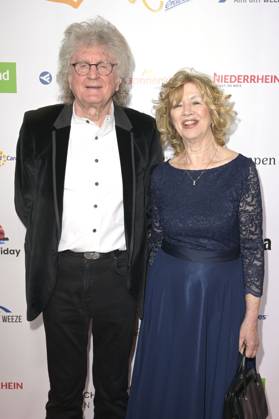 Klaus-Peter Lietz von The Lords mit Ehefrau bei der Verleihung der Goldenen Sonne 2023 während der Sonnenklar.TV Gala im Wunderland Kalkar. Kalkar, 22.04.2023