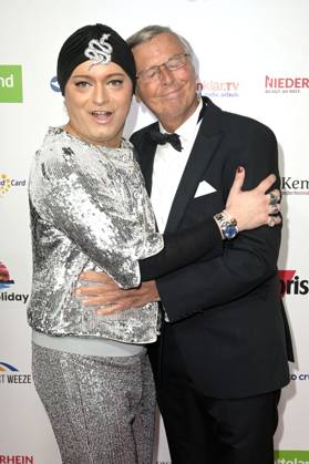 Julian F.M. Stoeckel und Wolfgang Bosbach bei der Verleihung der Goldenen Sonne 2023 während der Sonnenklar.TV Gala im Wunderland Kalkar. Kalkar, 22.04.2023