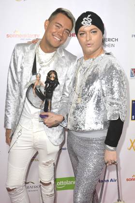Marcell Damaschke und Julian F.M. Stoeckel bei der Verleihung der Goldenen Sonne 2023 während der Sonnenklar.TV Gala im Wunderland Kalkar. Kalkar, 22.04.2023