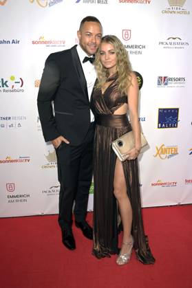 Andrej Mangold mit Partnerin Annika bei der Verleihung der Goldenen Sonne 2023 während der Sonnenklar.TV Gala im Wunderland Kalkar. Kalkar, 22.04.2023