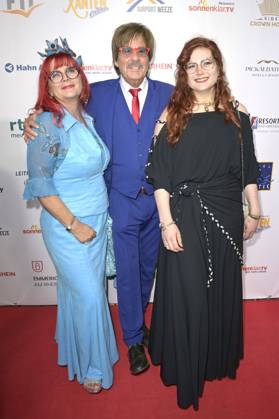 Jörg Draeger mit Ehefrau Petra Draeger und Tochter Cinzia-Paulina Draeger bei der Verleihung der Goldenen Sonne 2023 während der Sonnenklar.TV Gala im Wunderland Kalkar. Kalkar, 22.04.2023