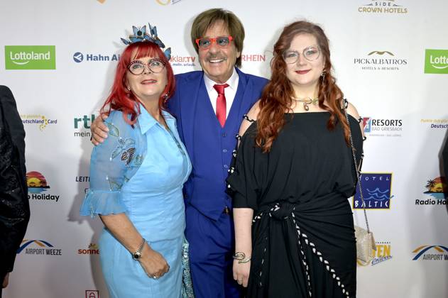 Jörg Draeger mit Ehefrau Petra Draeger und Tochter Cinzia-Paulina Draeger bei der Verleihung der Goldenen Sonne 2023 während der Sonnenklar.TV Gala im Wunderland Kalkar. Kalkar, 22.04.2023