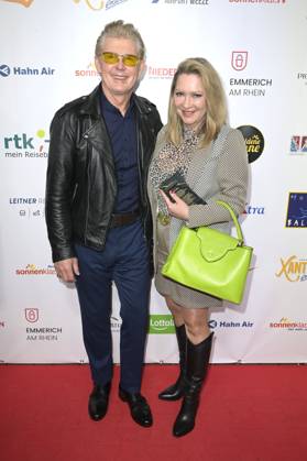Markus Mörl mit Ehefrau Yvonne König bei der Verleihung der Goldenen Sonne 2023 während der Sonnenklar.TV Gala im Wunderland Kalkar. Kalkar, 22.04.2023