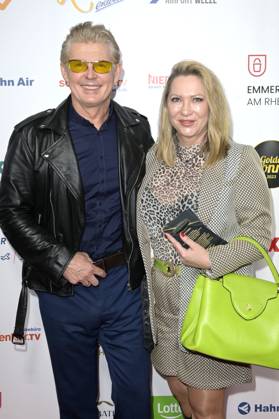Markus Mörl mit Ehefrau Yvonne König bei der Verleihung der Goldenen Sonne 2023 während der Sonnenklar.TV Gala im Wunderland Kalkar. Kalkar, 22.04.2023