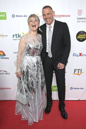 Linda Feller mit Ehemann Andreas Schmid bei der Verleihung der Goldenen Sonne 2023 während der Sonnenklar.TV Gala im Wunderland Kalkar. Kalkar, 22.04.2023