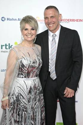 Linda Feller mit Ehemann Andreas Schmid bei der Verleihung der Goldenen Sonne 2023 während der Sonnenklar.TV Gala im Wunderland Kalkar. Kalkar, 22.04.2023