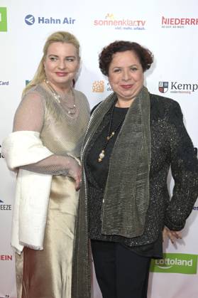 Franziska Traub mit Begleitung bei der Verleihung der Goldenen Sonne 2023 während der Sonnenklar.TV Gala im Wunderland Kalkar. Kalkar, 22.04.2023
