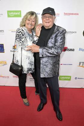 Graham Bonney mit Ehefrau Iris bei der Verleihung der Goldenen Sonne 2023 während der Sonnenklar.TV Gala im Wunderland Kalkar. Kalkar, 22.04.2023