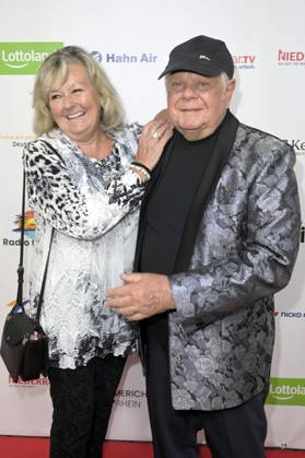 Graham Bonney mit Ehefrau Iris bei der Verleihung der Goldenen Sonne 2023 während der Sonnenklar.TV Gala im Wunderland Kalkar. Kalkar, 22.04.2023