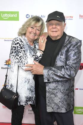 Graham Bonney mit Ehefrau Iris bei der Verleihung der Goldenen Sonne 2023 während der Sonnenklar.TV Gala im Wunderland Kalkar. Kalkar, 22.04.2023