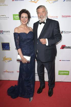 Harry Wijnvoord mit Ehefrau Iris Dahlke bei der Verleihung der Goldenen Sonne 2023 während der Sonnenklar.TV Gala im Wunderland Kalkar. Kalkar, 22.04.2023