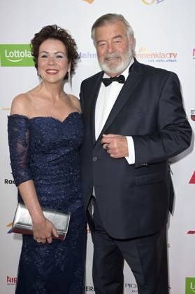 Harry Wijnvoord mit Ehefrau Iris Dahlke bei der Verleihung der Goldenen Sonne 2023 während der Sonnenklar.TV Gala im Wunderland Kalkar. Kalkar, 22.04.2023
