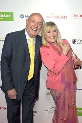 Gaby Baginsky mit Ehemann Manfred Knöpke bei der Verleihung der Goldenen Sonne 2023 während der Sonnenklar.TV Gala im Wunderland Kalkar. Kalkar, 22.04.2023