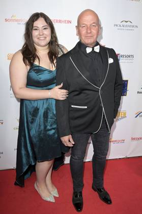 Tom Barcal mit Ehefrau Stefanie Black-Barcal bei der Verleihung der Goldenen Sonne 2023 während der Sonnenklar.TV Gala im Wunderland Kalkar. Kalkar, 22.04.2023