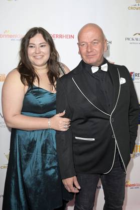 Tom Barcal mit Ehefrau Stefanie Black-Barcal bei der Verleihung der Goldenen Sonne 2023 während der Sonnenklar.TV Gala im Wunderland Kalkar. Kalkar, 22.04.2023