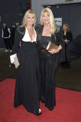 Marlene Charell mit Tochter Angelina bei der Verleihung der Goldenen Sonne 2023 während der Sonnenklar.TV Gala im Wunderland Kalkar. Kalkar, 22.04.2023