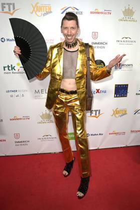 Manuel Andreas Flickinger bei der Verleihung der Goldenen Sonne 2023 während der Sonnenklar.TV Gala im Wunderland Kalkar. Kalkar, 22.04.2023
