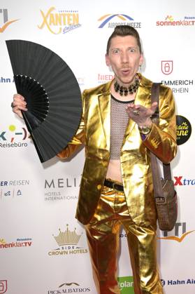 Manuel Andreas Flickinger bei der Verleihung der Goldenen Sonne 2023 während der Sonnenklar.TV Gala im Wunderland Kalkar. Kalkar, 22.04.2023